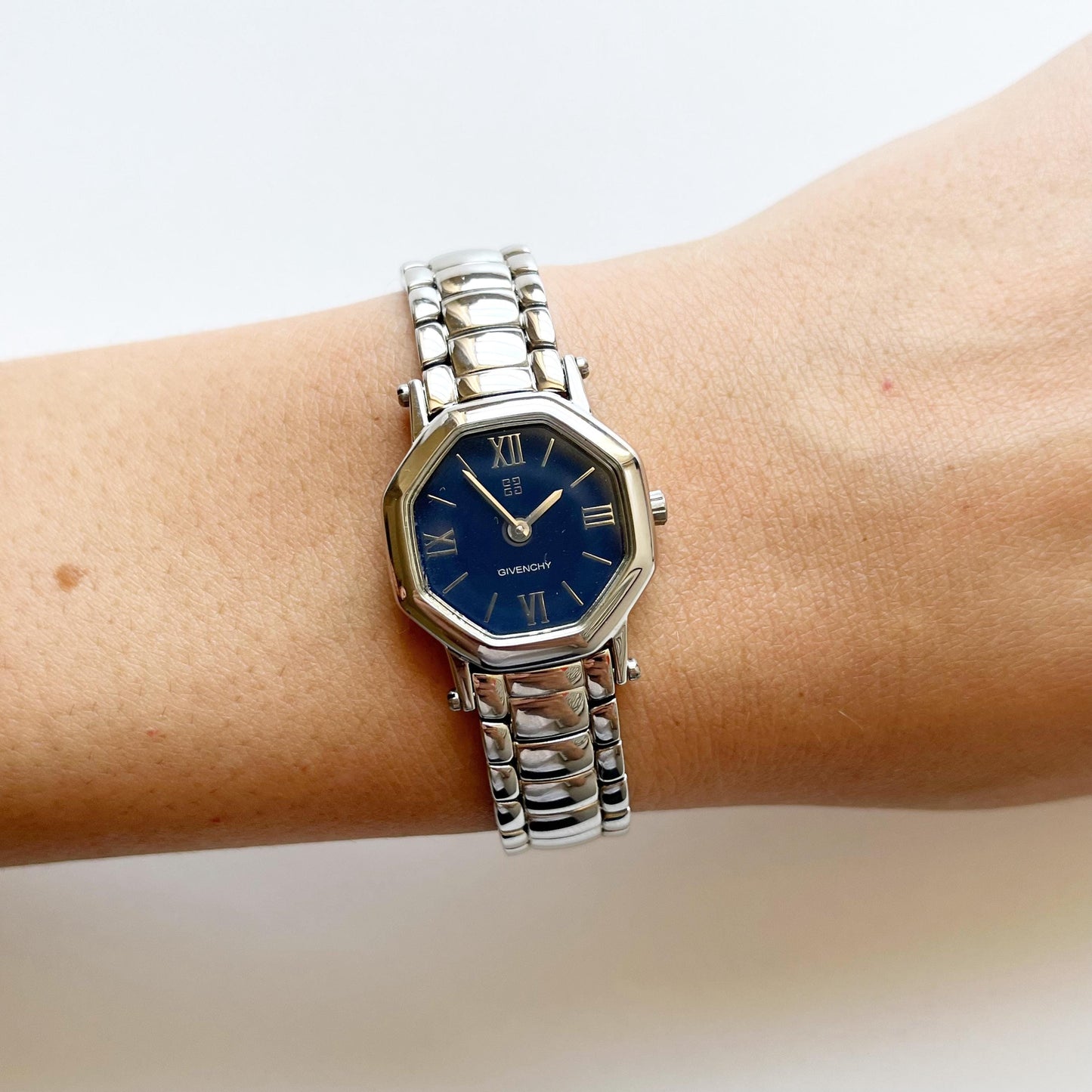 Givenchy Vintage Silver Dial Stainless Steel Women’s Quartz Watch – 15cm Wrist