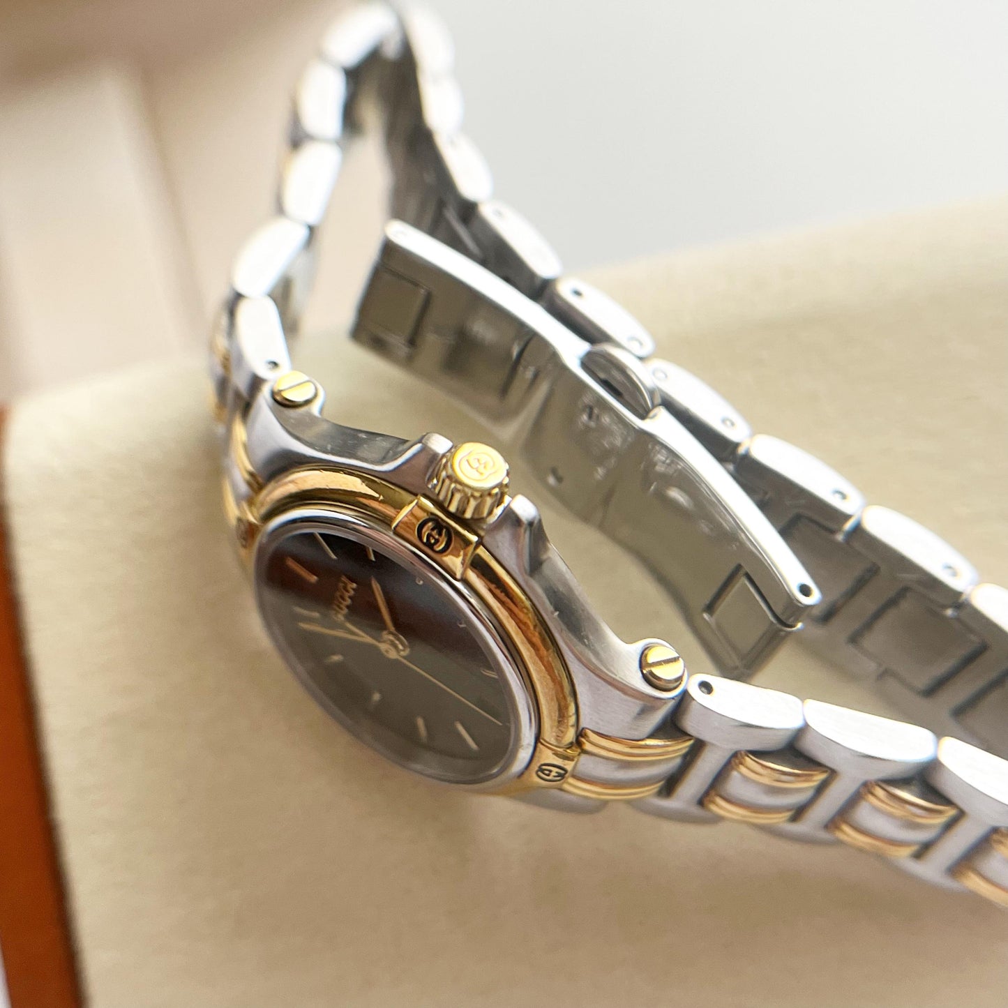 MINT - Gucci Vintage Womens Gold Date Watch, Balck Dial, Gift for Her, Boxed, Full Set - 17.5cm